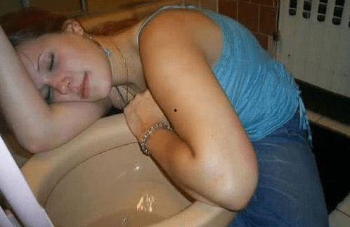 吃瓜女子醉酒,一场意外的网络狂欢