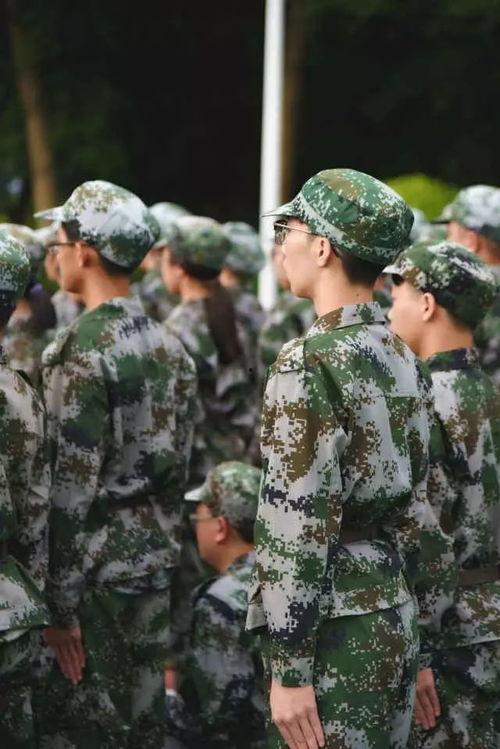 军训帅哥吃瓜视频,一场吃瓜视频引发的校园热议